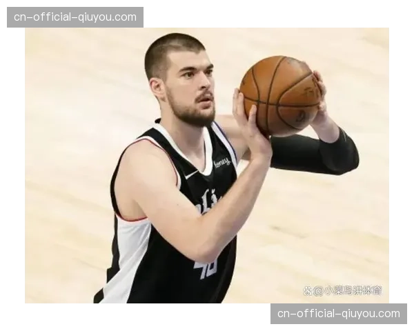 祖巴茨篮下终结高效，传统中锋策应能力获主帅肯定